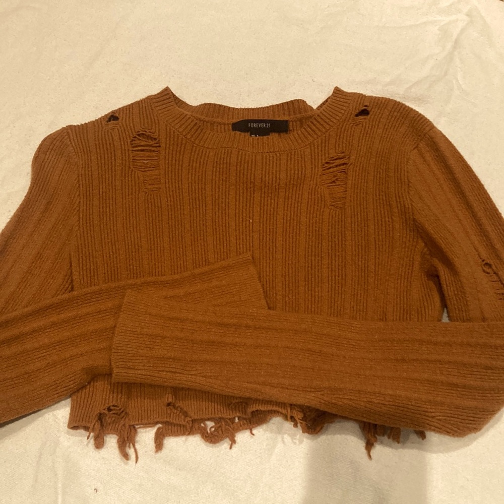 Cropped top size L but fit like a small